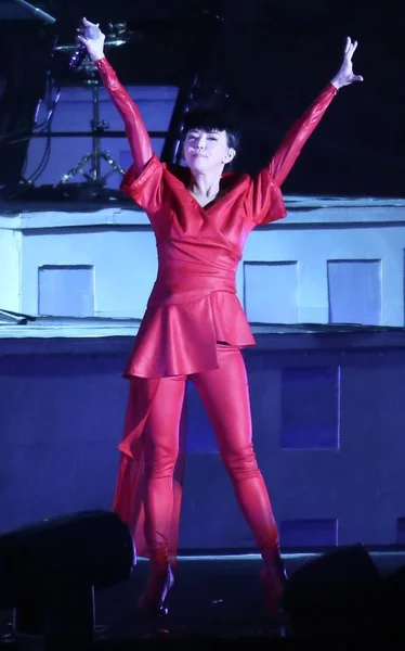 2014 日東中国江蘇省 南京市で彼女のコンサートの間にシンガポールの歌手ステファニー太陽ポーズします — ストック写真