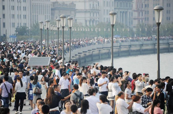 2014年10月2日 在中国上海的国庆节假期里 游客们聚集在黄浦江沿岸的外滩长廊上 — 图库照片