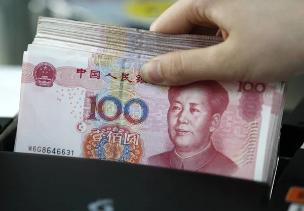 Impiegato Cinese Conta Banconote Dollari Statunitensi Banconote Rmb Renminbi Yuan — Foto Stock