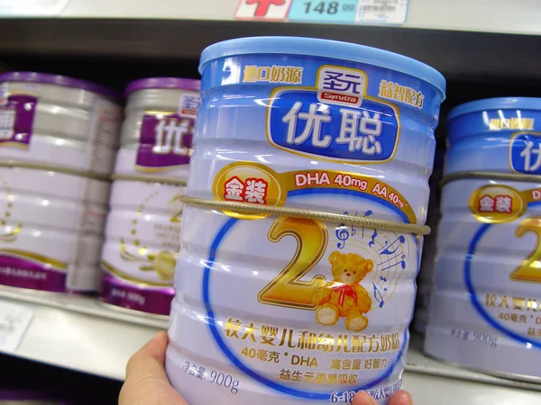 2012年1月13日 一位中国顾客在中国海南省海口市的一家超市购买Synutra婴儿配方奶粉 — 图库照片