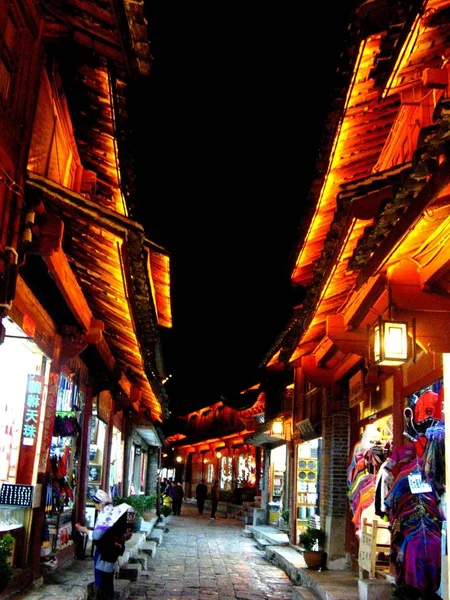 Vista Noturna Edifícios Antigos Ambos Lados Caminho Cidade Velha Lijiang — Fotografia de Stock