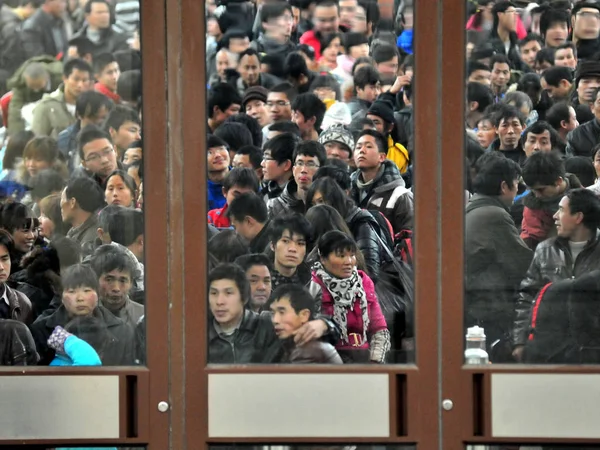 Eine Menschenmenge Von Reisenden Wartet Bahnhof Von Qingdao Während Des — Stockfoto