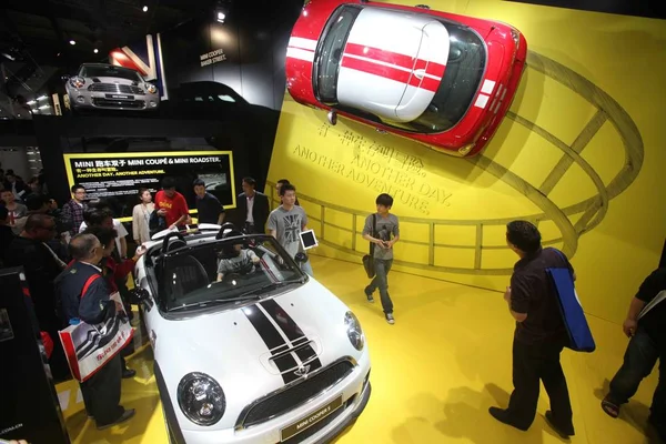 Gente Visita Stand Mini Cooper Bmw Durante 12ª Exposición Internacional — Foto de Stock