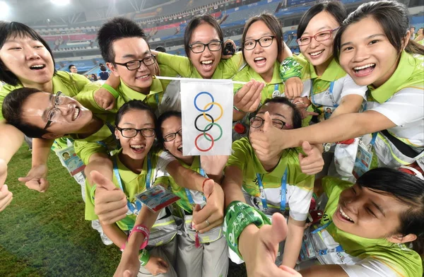 Freiwillige Posieren Für Ein Foto Während Einer Abschiedsfeier Stadion Des — Stockfoto