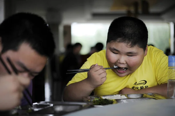Fettleibige Chinesische Kinder Essen Mittags Einem Sommerlager Zur Gewichtsreduktion Wuhan — Stockfoto