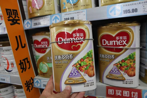 2013年7月1日 中国東部江蘇省梁陽市のスーパーマーケットでダノンのデュメックスベビーフォーミュラを中国の顧客が買い物 — ストック写真