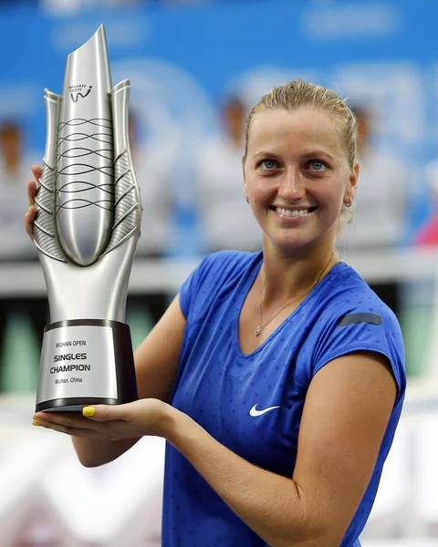 チェコのペトラ Kvitova Septe 中国中央部の湖北省武漢市で 2014 Wta 武漢オープン テニス トーナメントの女子シングル決勝でカナダのユージェニー ブシャールを倒した後表彰式中に彼女のトロフィーを保持してください — ストック写真