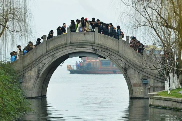 Besucher Gehen Über Eine Brücke Der Nähe Des Westlichen Sees — Stockfoto