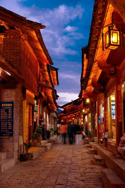 Vista Nocturna Edificios Antiguos Ambos Lados Camino Casco Antiguo Lijiang —  Fotos de Stock