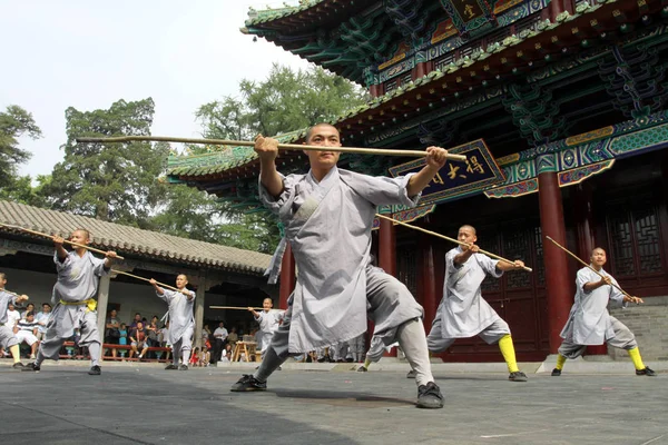 ファイル 中国の僧侶は 中国河南省中部 寧風市のシャオリン寺院で行います 2011年7月24日 — ストック写真