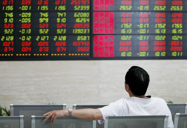 2014年7月2日 中国东部安徽省阜阳市一家股票经纪公司的股价 价格上涨为红色 价格下跌为绿色 — 图库照片