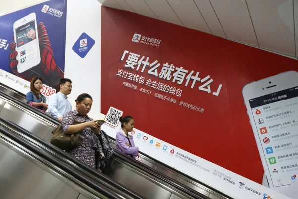 File Passageiros Tomar Escadas Rolantes Passado Anúncio Para Alipay Wallet — Fotografia de Stock
