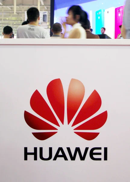 Les Gens Visitent Stand Huawei Lors Une Foire Industrie Information — Photo