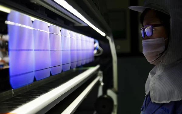 Trabajador Chino Examina Las Células Fotovoltaicas Que Utilizarán Para Fabricar — Foto de Stock
