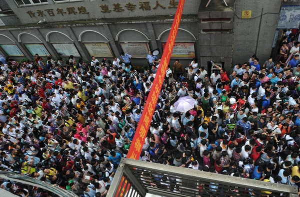 Chinese Studenten Lopen Uit Een Middel School Een Onderzoek Van — Stockfoto