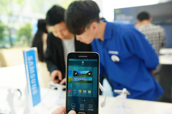Customers Try Out Samsung Smartphones Store Hangzhou City East Chinas — Stock Photo, Image