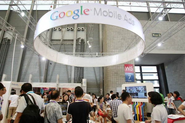 Άνθρωποι Επισκέπτονται Βάση Του Google Mobile Ads Κατά Διάρκεια Της — Φωτογραφία Αρχείου