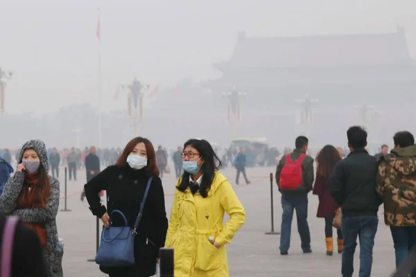Toeristen Die Gezichtsmaskers Dragen Bezoeken Het Tiananmen Plein Heavy Smog — Stockfoto