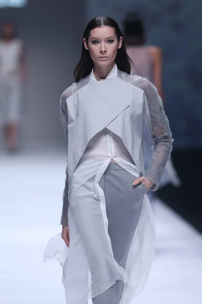 Een Model Toont Een Nieuwe Creatie Jade Mode Show Tijdens — Stockfoto