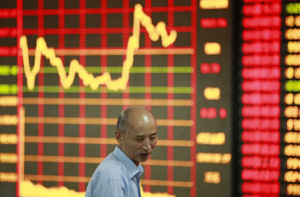 Seorang Investor Cina Tersenyum Depan Layar Menampilkan Indeks Saham Sebuah — Stok Foto