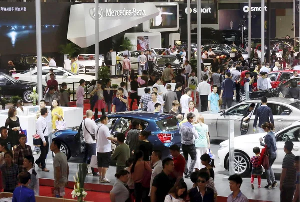 Visitatori Vedono Auto Bmw Mercedes Benz Mostra Salone Automobilistico Nella — Foto Stock