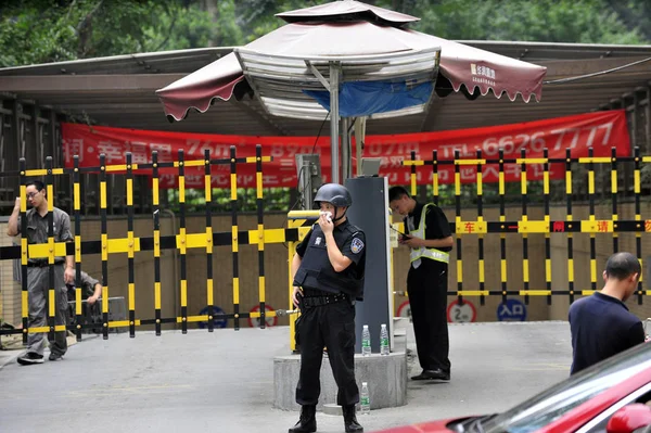 Polizisten Vor Einer Wohnsiedlung Nachdem Schüsse Einem Wohnhaus Chengdu Provinz — Stockfoto