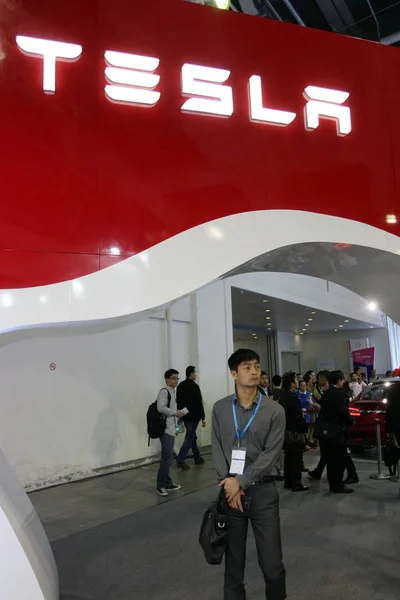 Pessoas Visitam Estande Tesla Durante Feira Internacional Tecnologia China Xangai — Fotografia de Stock