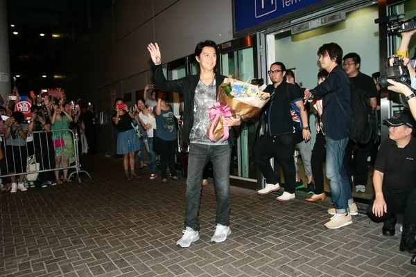 Ator Cantor Japonês Fukuyama Masaharu Acena Quando Chega Aeroporto Hong — Fotografia de Stock