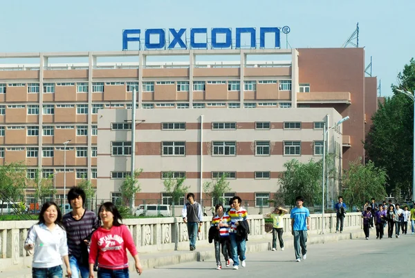 Chinese Foxconn Employees Walk Bridge Front Foxconn Yantai Plant Yantai — Stock Photo, Image