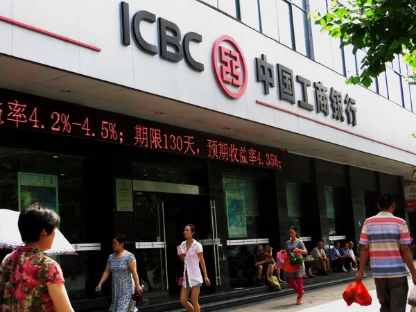 Gyalogosok Járni Elmúlt Fióktelepe Icbc Ipari Kereskedelmi Bank China Yichang — Stock Fotó