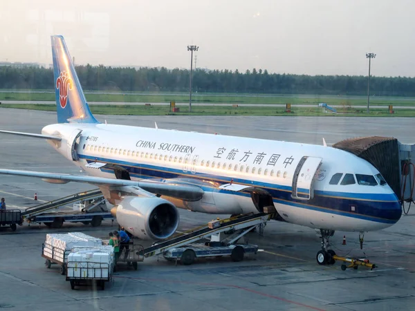 Самолет China Southern Airlines Можно Увидеть Шанхайском Международном Аэропорту Пудун — стоковое фото