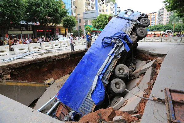 Camión Está Varado Sumidero Medio Una Carretera Ciudad Wuzhou Sur — Foto de Stock