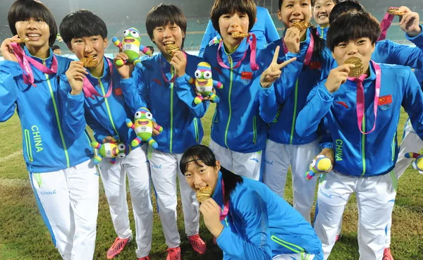 Membros Time Futebol Feminino China Celebram Com Medalhas Ouro Cerimônia — Fotografia de Stock