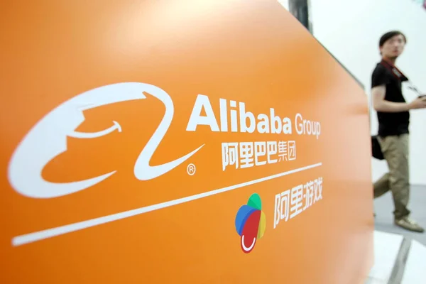 Gość Idzie Obok Stoiska Chińskiego Commerce Giganta Grupy Alibaba Podczas — Zdjęcie stockowe