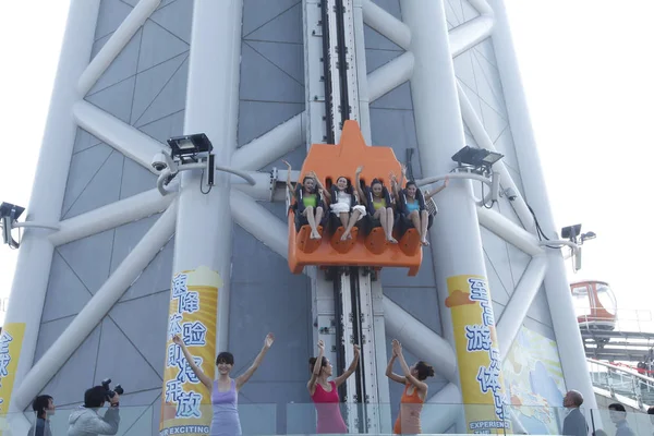 2012年1月18日 在广东省广州市广州塔上 游客体验了刚刚向公众开放的世界最高跳台 — 图库照片