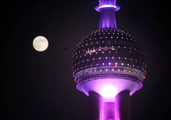 Vista Nocturna Luna Llena Sobre Oriental Pearl Tower Distrito Financiero —  Fotos de Stock