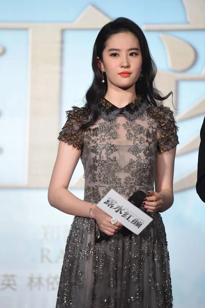 愛やお金 彼女の新しい映画のプレミアの中に中国の女優 劉亦菲ポーズ 2014 — ストック写真