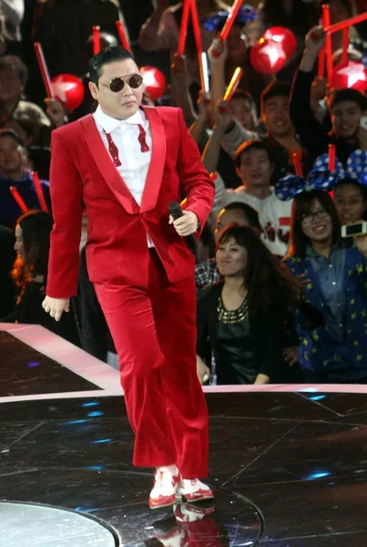 公園在相 フロント 彼の舞台名歌手の Psy がよく知られている韓国の歌手は 2013 中国のドラゴン テレビによってテレビ春祭りからの事前に録音中に実行します — ストック写真