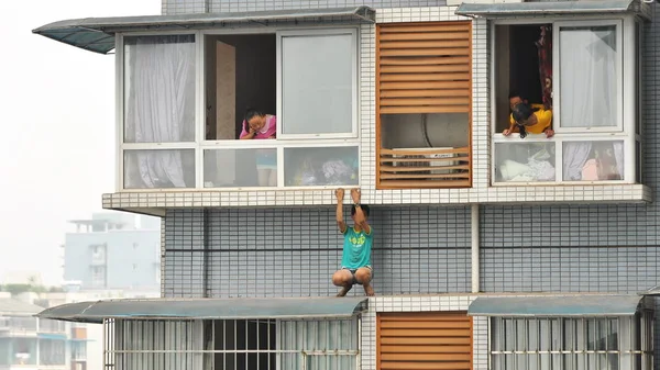 Xiao Kai Direita Agachamentos Dossel Sob Janela Prédio Apartamentos Décimo — Fotografia de Stock