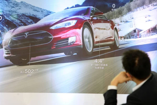 Homme Regarde Une Affiche Voiture Électrique Tesla Model Exposée Lors — Photo