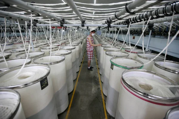 Una Trabajadora China Encarga Producción Hilados Para Ser Exportados Sudeste —  Fotos de Stock