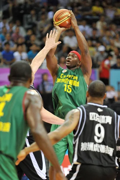 Jugador Selección Nacional Baloncesto Camerún Parte Superior Dispara Canasta Contra —  Fotos de Stock