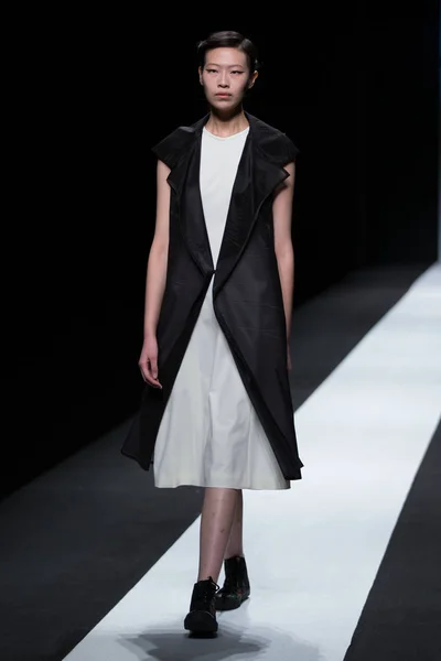 Model Wyświetla Nowe Stworzenie Araisara Pokaz Mody Podczas Chiny Fashion — Zdjęcie stockowe