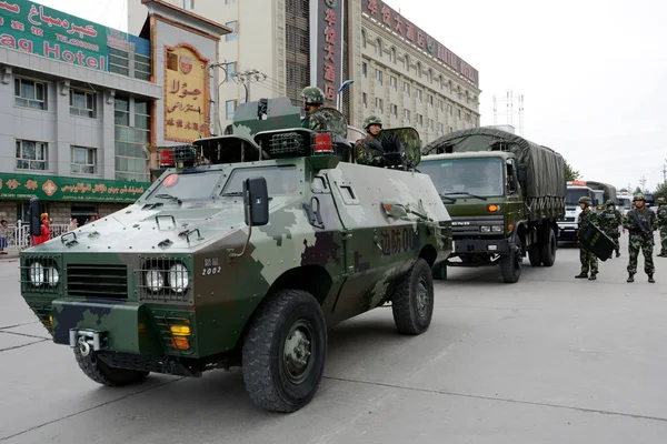 Chińskie Policjanci Paramilitarne Patrolują Ulicę Pojazdem Kaszgar Północno Zachodnim Chinas — Zdjęcie stockowe