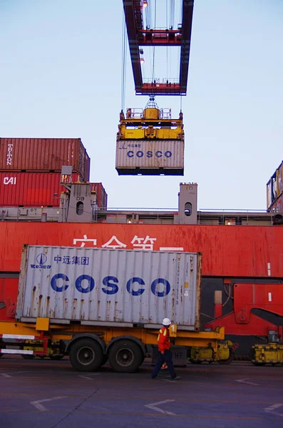 Кран Транспортного Засобу Завантажує Контейнер Cosco Від Вантажівки Порту Річжао — стокове фото