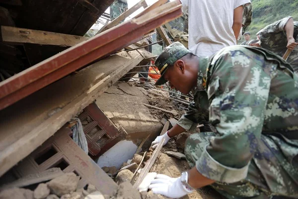 Soldado Chinês Procura Sobreviventes Vítimas Enterrados Nos Escombros Das Casas — Fotografia de Stock