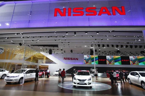 Людей Відвідати Стенд Nissan Під Час Китай Гуанчжоу Міжнародний Автомобільний — стокове фото