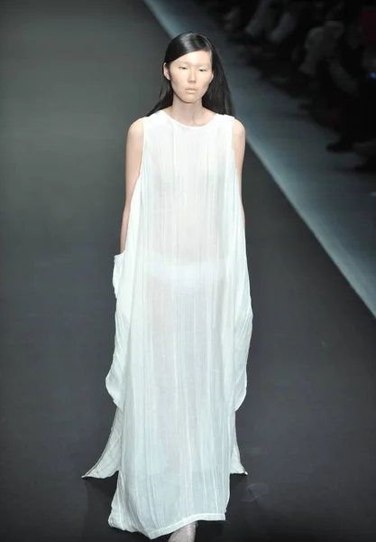 Mannequin Présente Une Nouvelle Création Designer Chinois Zhang Beiyong Lors — Photo