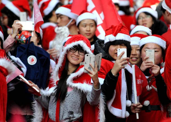 Jovens Vestidos Com Trajes Papai Noel Usam Seus Smartphones Para — Fotografia de Stock