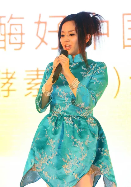 2013年3月25日 日本模特兼女演员 Aoi Sora 在中国四川省南部成都举行的促销活动中发表演讲 — 图库照片